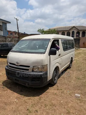 Toyota HiAce 2011 White