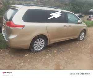 Toyota Sienna 2012 Gold