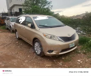 Toyota Sienna 2012 Gold