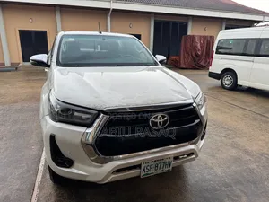 Toyota Hilux 2025 White