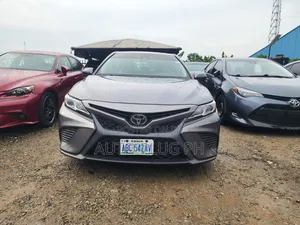 Toyota Camry SE FWD (2.5L 4cyl 8AM) 2018 Gray