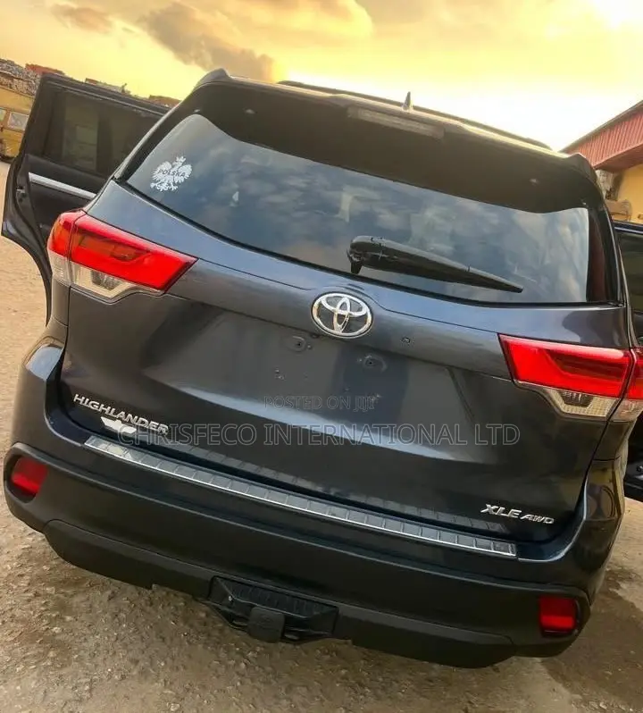 Toyota Highlander XLE 4x2 V6 (3.5L 6cyl 8A) 2017 Black