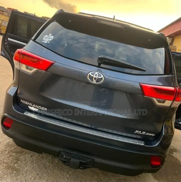 Toyota Highlander XLE 4x2 V6 (3.5L 6cyl 8A) 2017 Black
