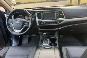 Toyota Highlander XLE 4x2 V6 (3.5L 6cyl 8A) 2017 Black