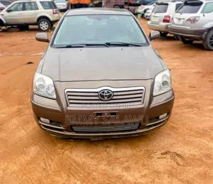 Toyota Avensis Liftback 2005 Gold