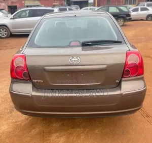 Toyota Avensis Liftback 2005 Gold