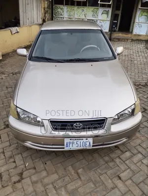 Toyota Camry 2000 Gold