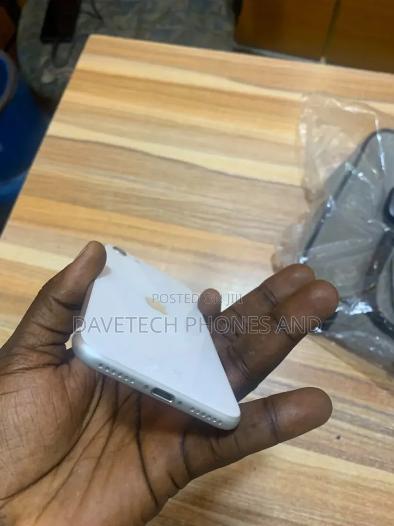 Apple iPhone SE (2020) 64 GB White