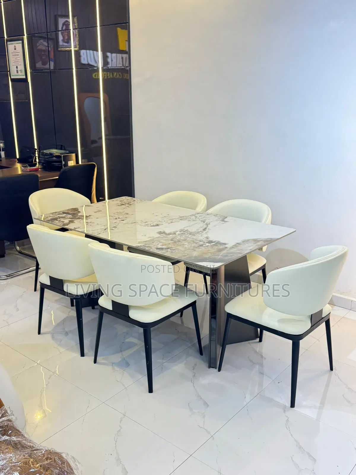 Comfortable Dining Table With 6 Leather Chairs