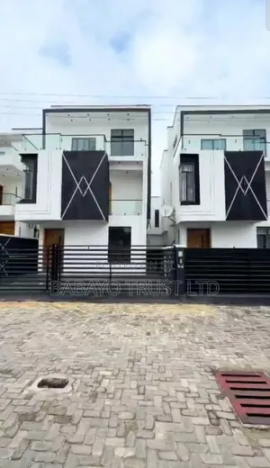 5bdrm Duplex in Chevron for sale