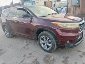 Toyota Highlander LE V6 4x4 (3.5L 6cyl 6A) 2016