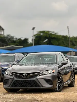 Toyota Camry SE FWD (2.5L 4cyl 8AM) 2018 Gray