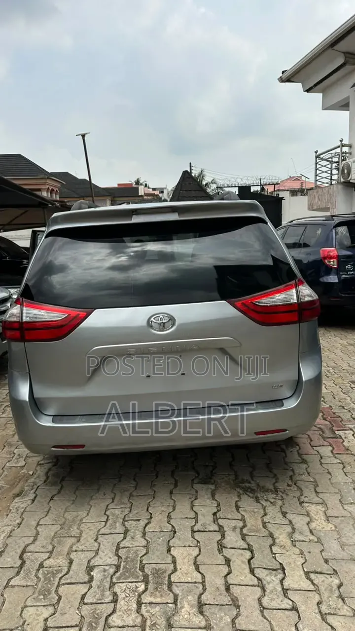 Toyota Sienna 2015 Silver
