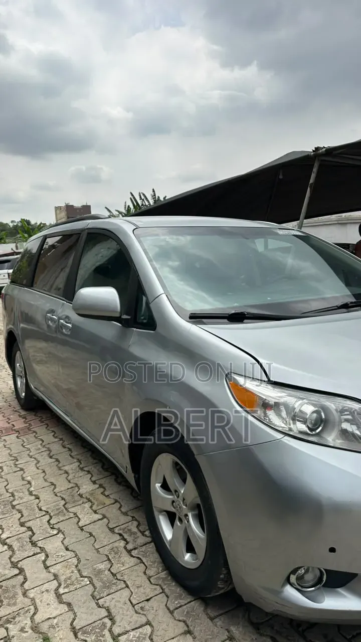 Toyota Sienna 2015 Silver