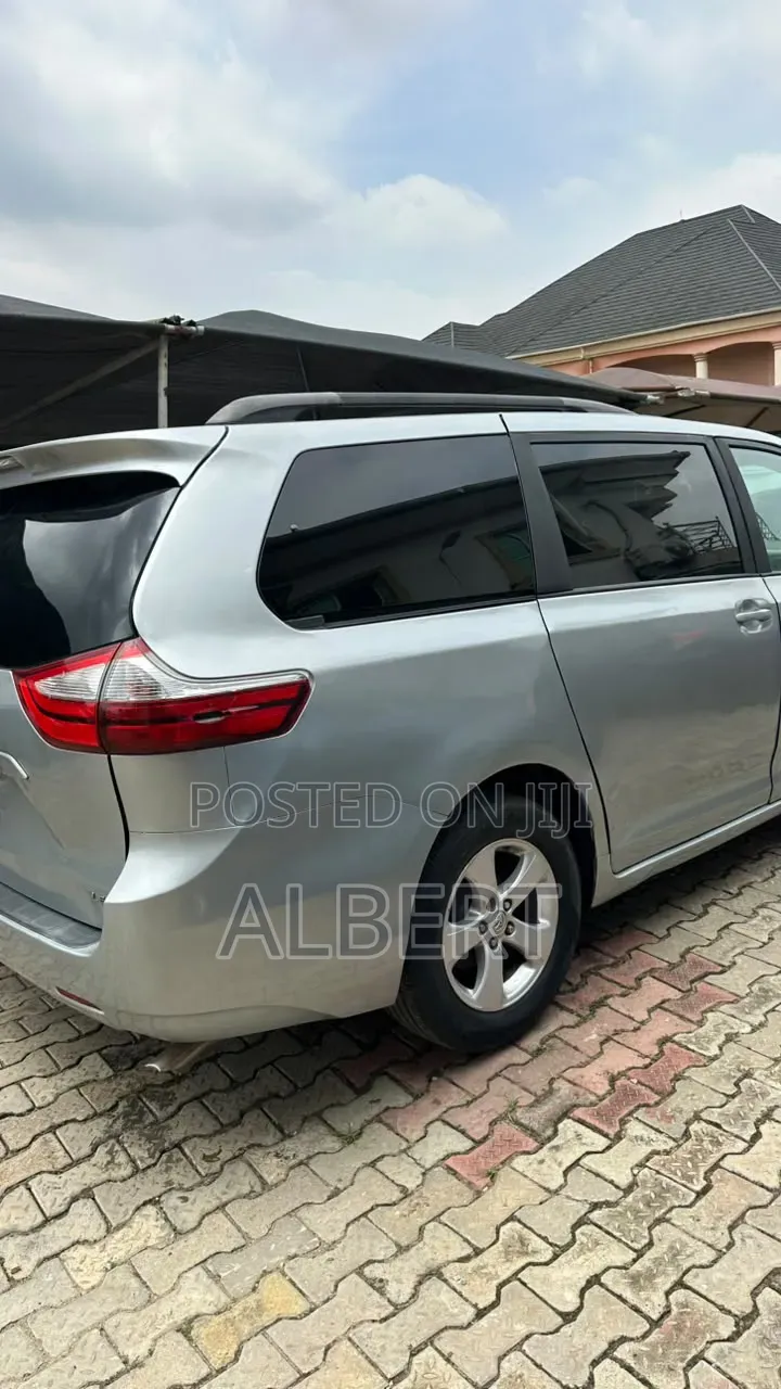 Toyota Sienna 2015 Silver