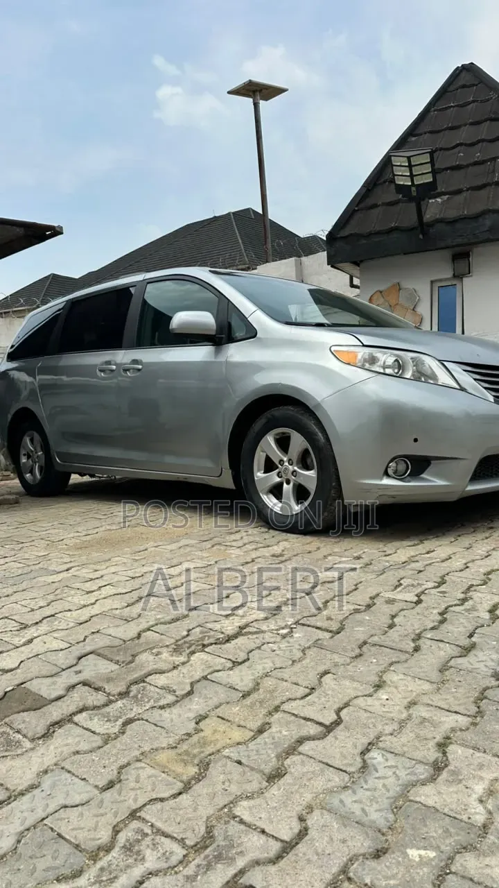 Toyota Sienna 2015 Silver