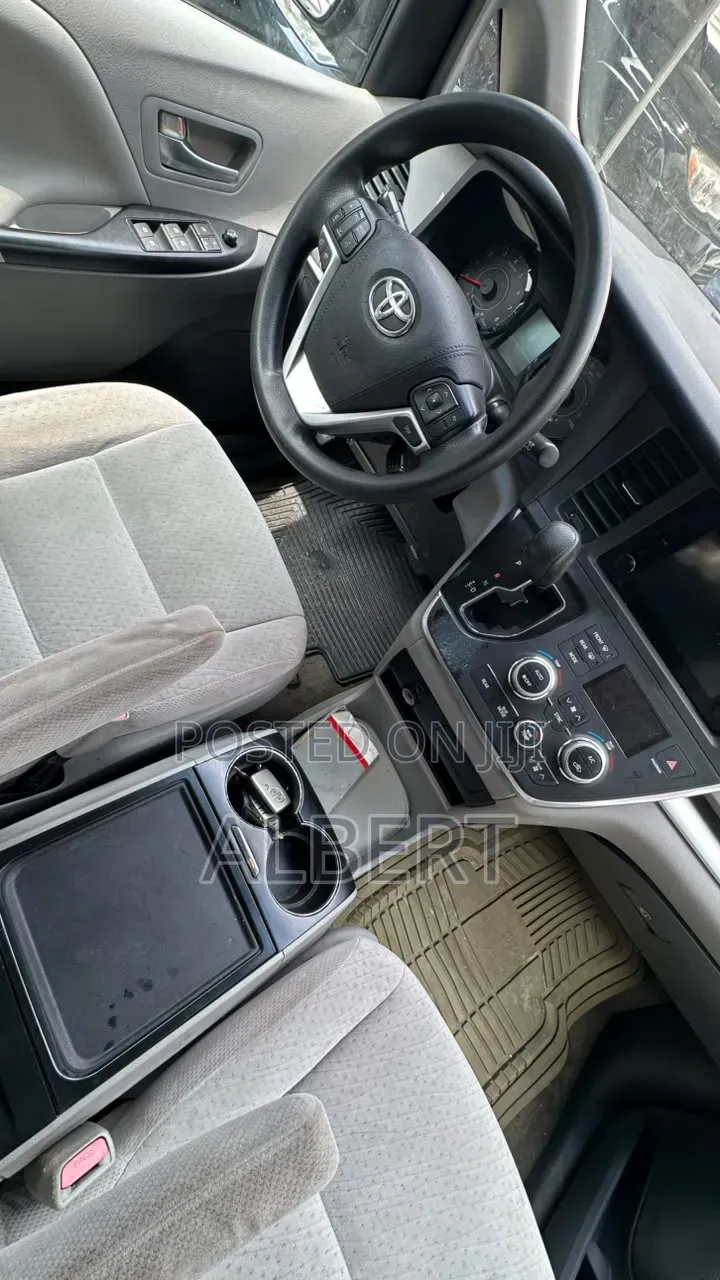 Toyota Sienna 2015 Silver