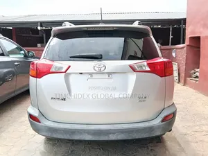 Toyota RAV4 XLE AWD (2.5L 4cyl 6A) 2013 Silver