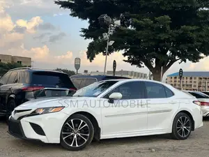 Toyota Camry SE FWD (2.5L 4cyl 8AM) 2018 White