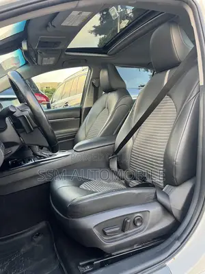 Toyota Camry SE FWD (2.5L 4cyl 8AM) 2018 White