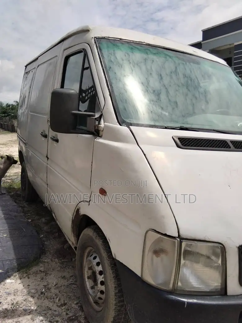 Bus 2005 White