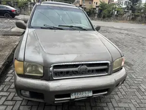 Nissan Pathfinder Automatic 2001 Gray