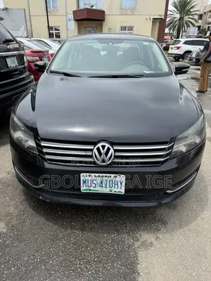 Volkswagen Passat SE with Sunroof 2013 Black