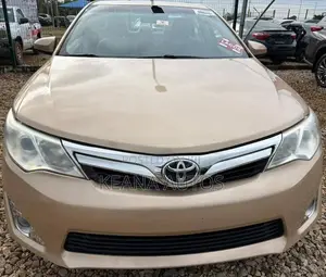 Toyota Camry XLE 4dr Sedan (2.5L 4cyl 6A) 2013 Gold