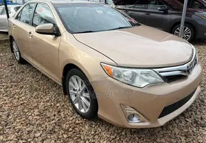 Toyota Camry XLE 4dr Sedan (2.5L 4cyl 6A) 2013 Gold
