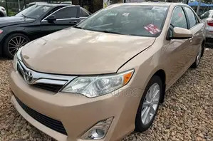 Toyota Camry XLE 4dr Sedan (2.5L 4cyl 6A) 2013 Gold