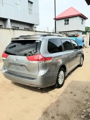 Toyota Sienna 2013 Silver