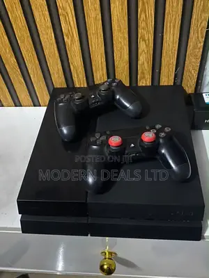 CLEAN PS4 for Sale (6 Games and 2 Pads)
