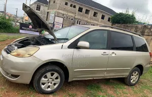 Toyota Sienna 2005 Silver