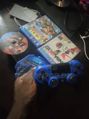Ps4 With No Games and 3 Pads