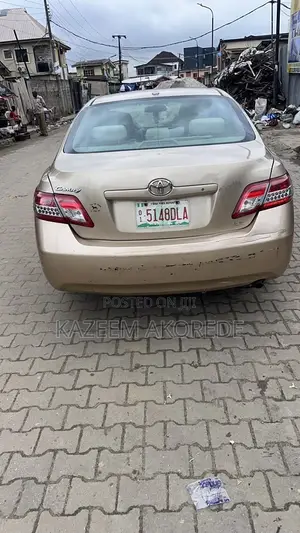 Toyota Camry LE 4dr Sedan (2.5L 4cyl 6AM) 2010 Gold