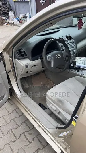 Toyota Camry LE 4dr Sedan (2.5L 4cyl 6AM) 2010 Gold