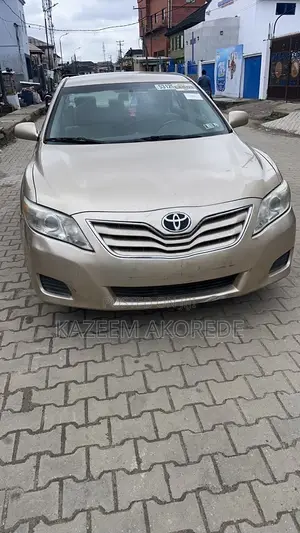 Toyota Camry LE 4dr Sedan (2.5L 4cyl 6AM) 2010 Gold