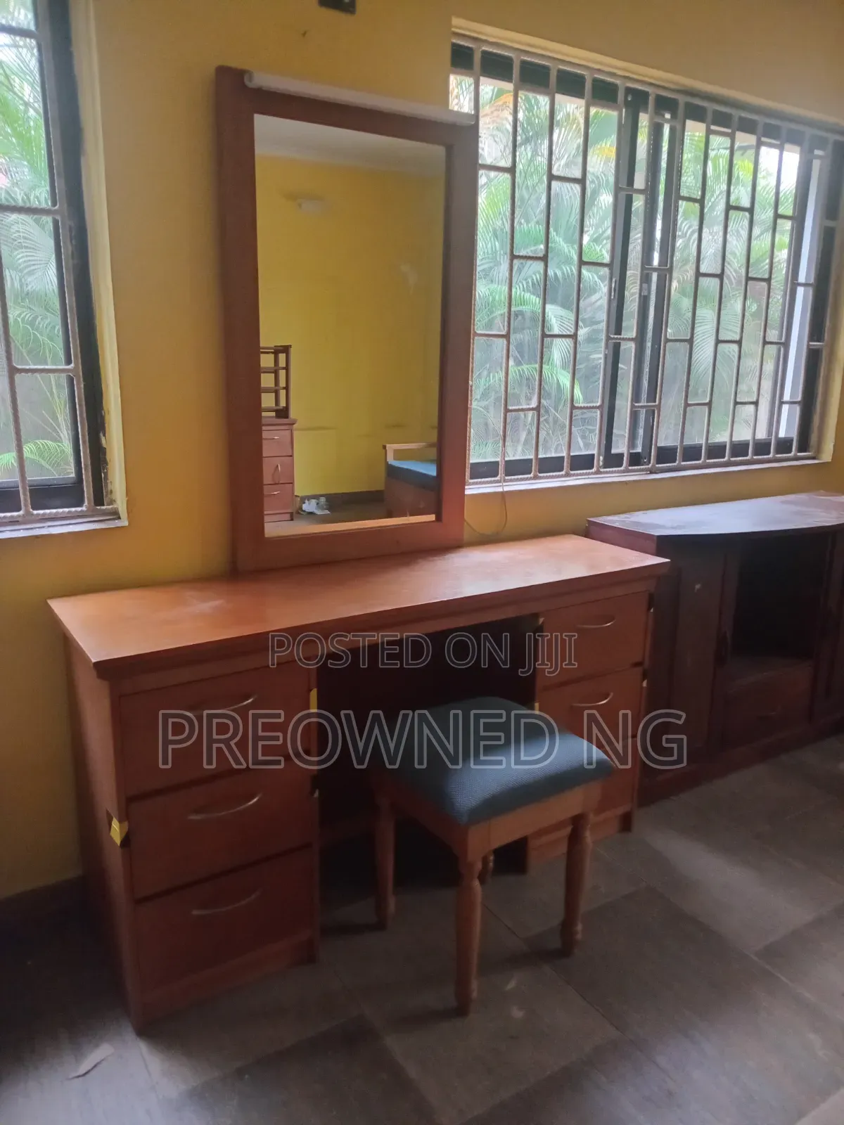Dressing Table With Mirror