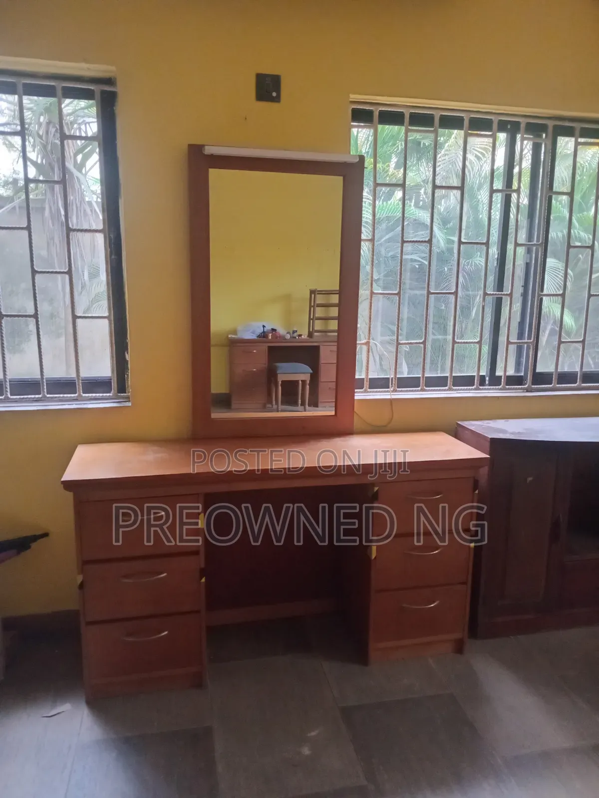 Dressing Table With Mirror