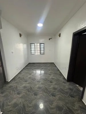 3bdrm Block of Flats in Osapa london for rent