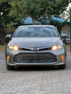 Toyota Avalon XLE Sedan FWD (3.5L 6cyl 6A) 2017 Gold