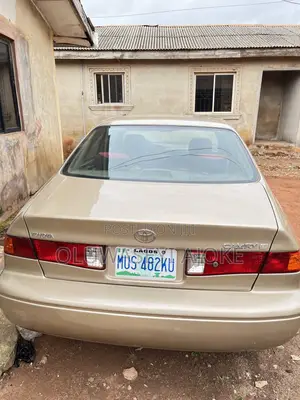 Toyota Camry LE 4dr Sedan (2.4L 4cyl 5M) 2002 Gold