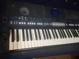Yamaha PSR - S650 Keyboard