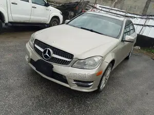 Mercedes-Benz C300 Luxury 4Matic Sedan AWD (3.0L 6cyl 7A) 2012 Gold