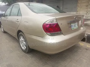 Toyota Camry LE 4dr Sedan (2.4L 4cyl 5A) 2005 Gold