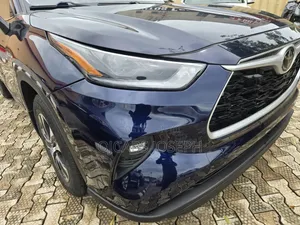 Toyota Highlander XLE 2022 Blue