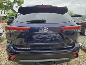 Toyota Highlander XLE 2022 Blue