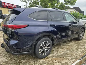 Toyota Highlander XLE 2022 Blue