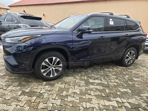 Toyota Highlander XLE 2022 Blue