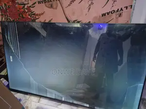 Hisense 65" Smart 4K TV – Cracked Screen – Powers on – For Parts/Repai